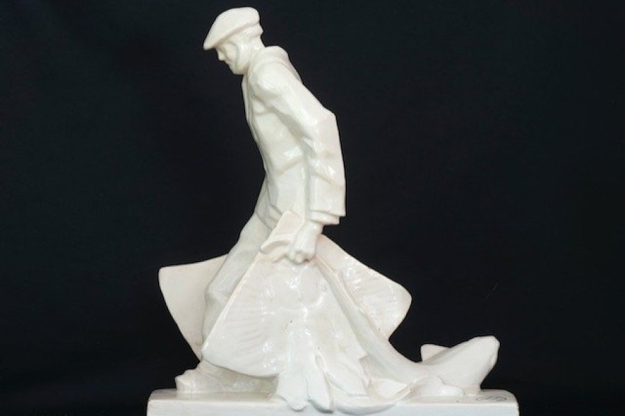 Mathurin MÉHEUT (1882 - 1958), Porteur de raies. Céramique émail blanc craquelé Henriot Quimper - années 20.