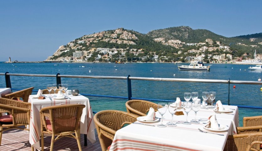 En terrasse au bord de l'eau. - © Sebasebo