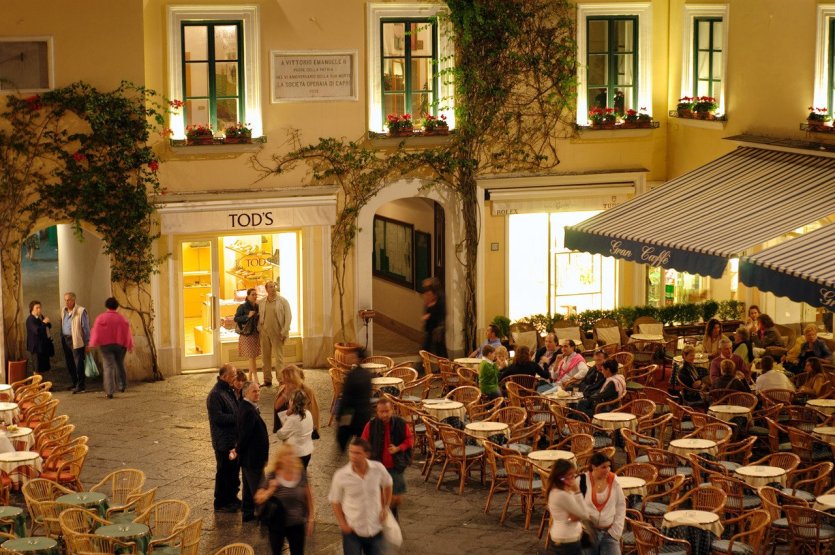 La Piazzetta en soirée. - © Azienda Autonoma Cura Soggiorno e Turismo Isola di Capri
