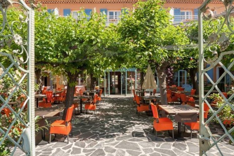 Lhôtel Le Provençal Restaurant Les Mûriers Devient Maître