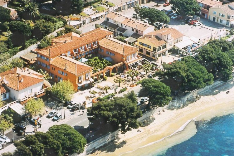 - © Hôtel Le Provençal Restaurant Les Mûriers