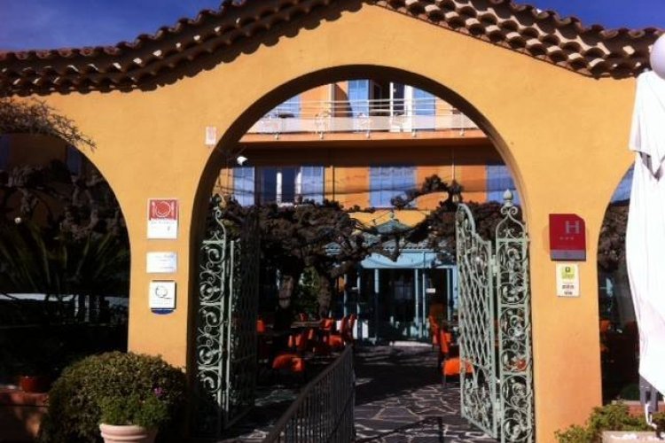 - © Hôtel Le Provençal Restaurant Les Mûriers
