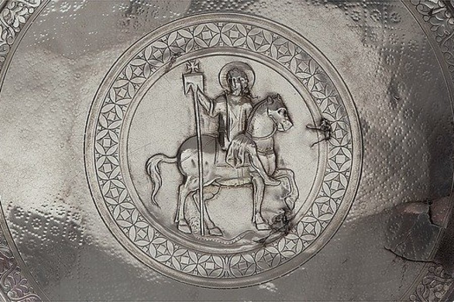 Plat représentant saint Julien, Mar-Elian, protecteur de la ville d’Emèse, actuelle Homs. Homs-Emèse (Syrie), VIIe siècle, Argent  martelé et gravé, D.32 cm.  Coll. George Antaki, Londres.