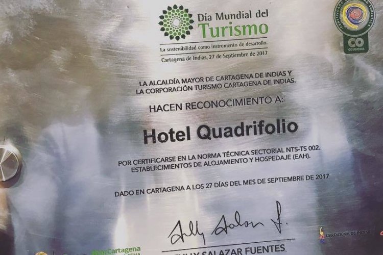 La reconnaissance offerte à l'hôtel par Alcadía Mayor de Cartagena de Indias et Turismo Cartagena. - © HÔTEL QUADRIFOLIO