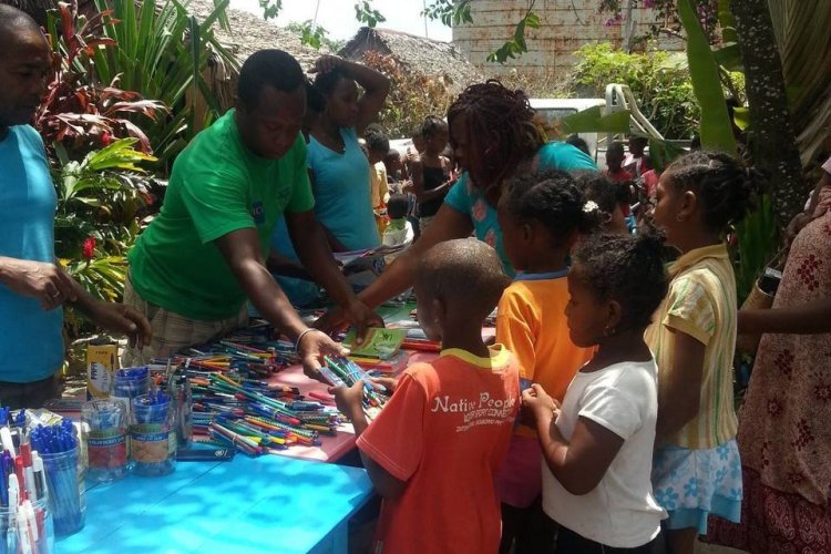 Lors de la distribution. - © Le Ravoraha