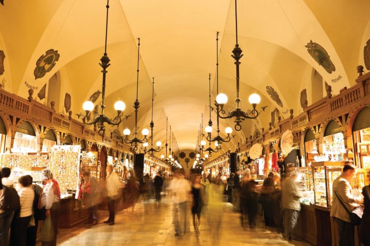 L'intérieur de la halle Sukiennice. - © Maciej NOSKOWSKI