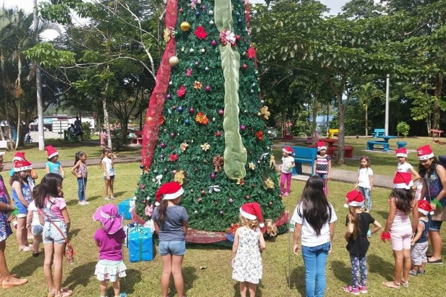 Costa Rica : les enfants créent une ambiance magique avec des chants de Noël