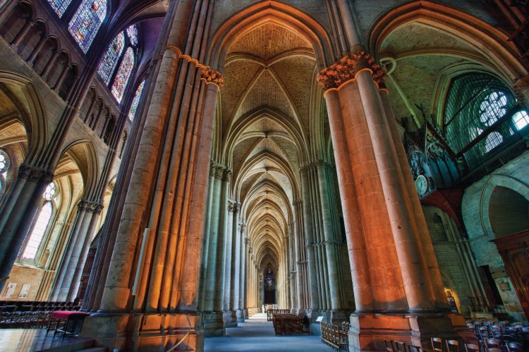 Du haut de ses 38 mètres, la nef de la cathédrale illustre les splendeurs de l’art gothique - © Sylvain SONNET