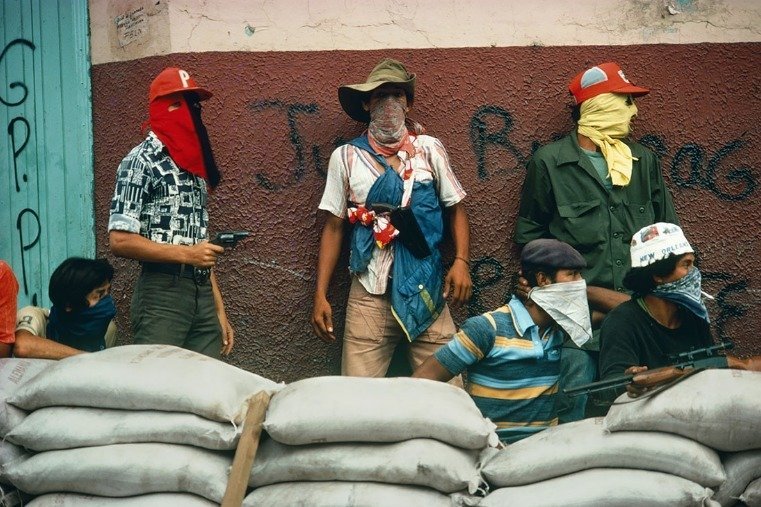 Muchachos attendant la riposte de la Garde nationale, Matagalpa, Nicaragua, 1978 - © Susan Meiselas