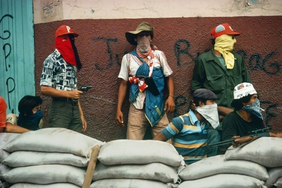 Muchachos attendant la riposte de la Garde nationale, Matagalpa, Nicaragua, 1978