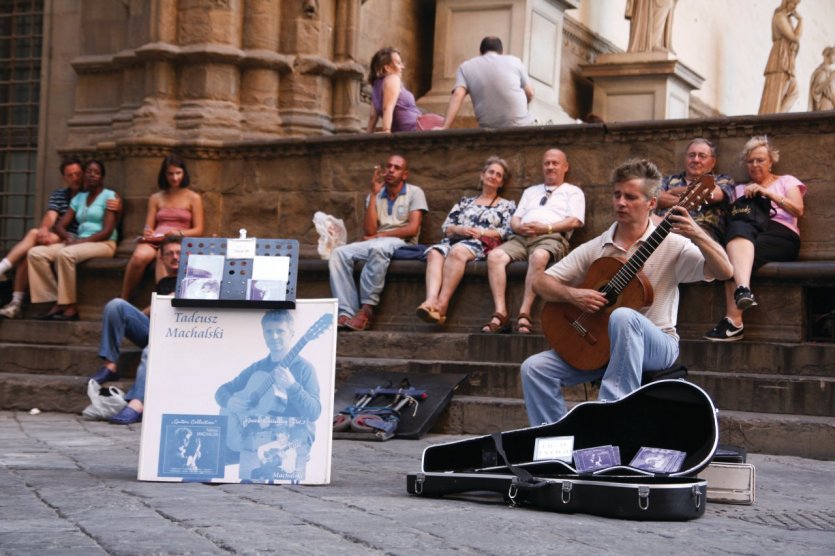 Jeune guitariste offrant sa musique aux touristes de passage. - © Maxence GORREGUES