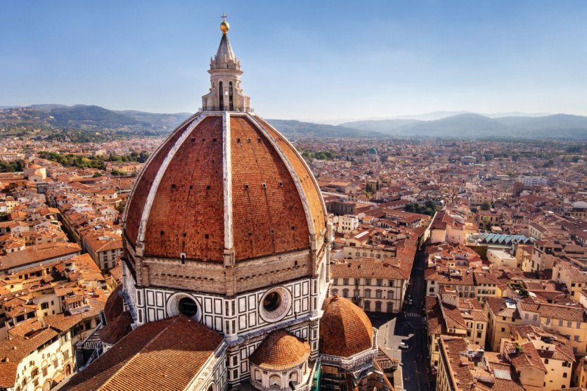La cathédrale Santa Maria del Fiore domine la ville de Florence. - © NickolayV - iStockphoto