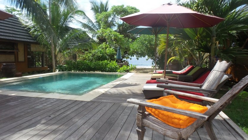 La piscine, avec océan en toile de fond - © Green Lodge