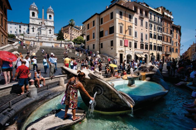 Trinità dei Monti (Trinité-des-Monts), la scalinata et la fontaine de la Barcaccia depuis la Piazza di Spagna. - © Philippe GUERSAN - Author's Image