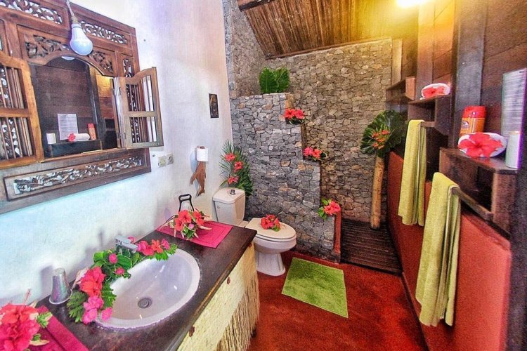 - © ECOLODGE RAVORAHA