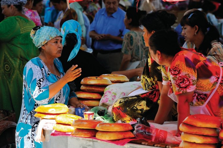 Étal de vente de pains traditionnels au bazar de Samarkand. - © Patrice ALCARAS
