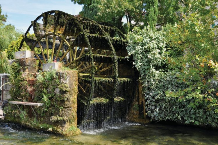 Roue à aubes à l'Isle-sur-la-Sorgue - © LEGABATCH - FOTOLIA