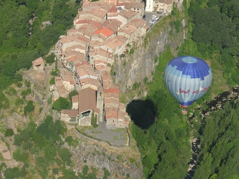 - © VOL DE COLOMS : TOUR EN MONTGOLFIÈRE