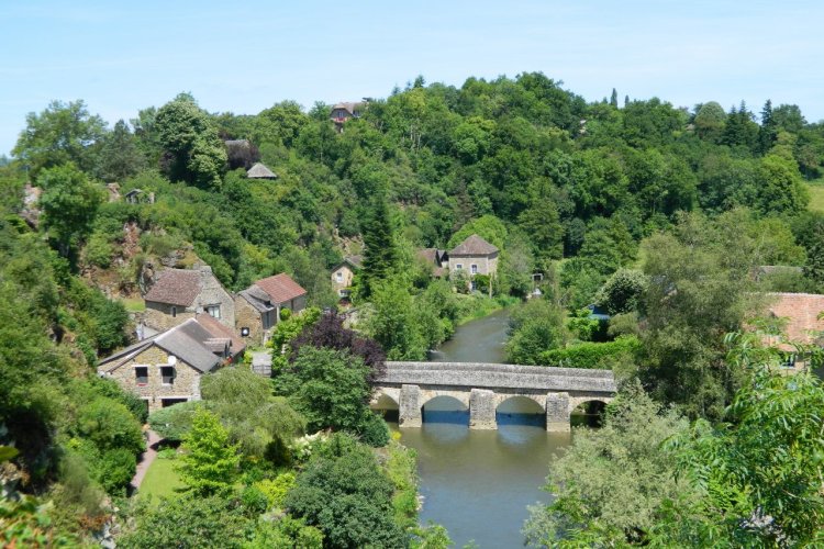 Saint-Céneri-le-Gérei, plus beau village de France. - © Parc naturel régional Normandie-Maine