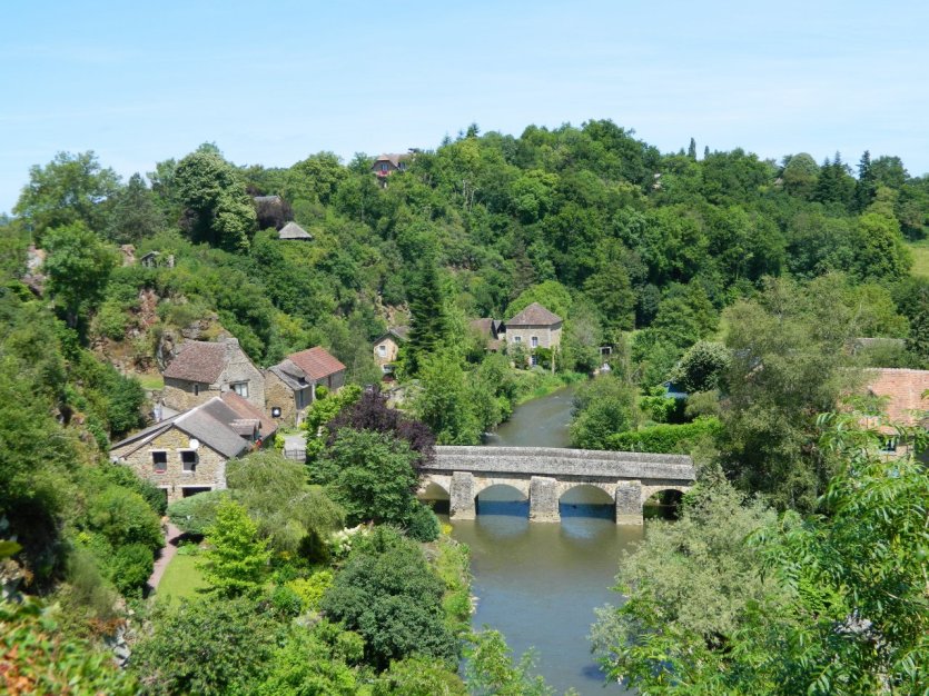 Saint-Céneri-le-Gérei, plus beau village de France. - © Parc naturel régional Normandie-Maine