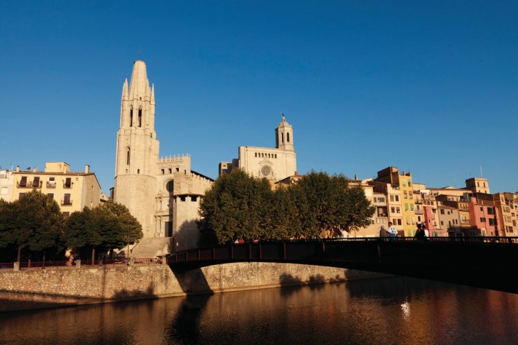 Vieilles maisons sur la rivière Onyar avec la cathédrale de Girona. - © Irène ALASTRUEY - Author's Image