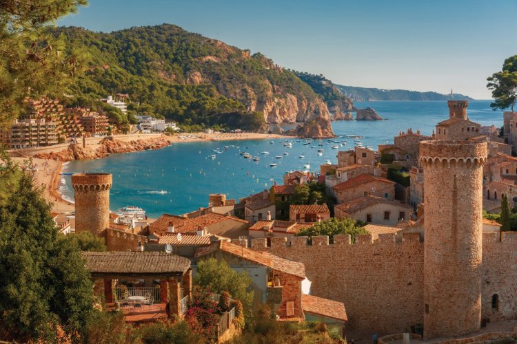 Vue de Tossa De Mar. - © KavalenkavaVolha