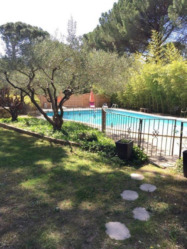 - © LA BASTIDE DES PINS