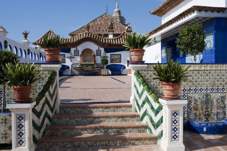 Jeter l'ancre à Sitges et visiter le Palau Maricel, l'un des édifices modernistes les plus emblématiques de la ville. - © Josep Cano