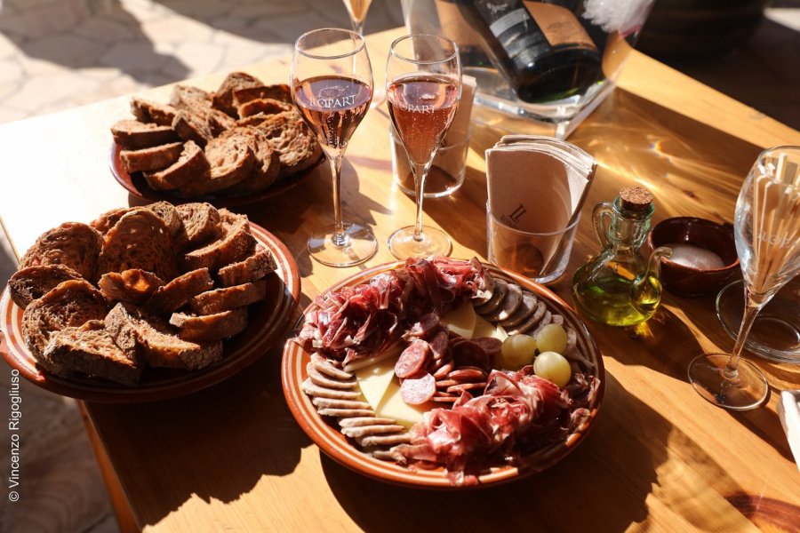 S'initier à la culture viticole et la gastronomie catalane sur le territoire de l'historique cave Llopart.