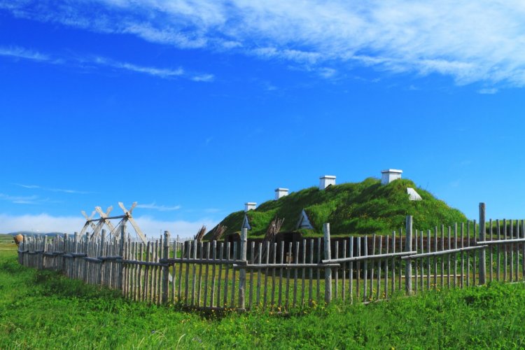 Anciennes habitations viking, L'Anse aux Meadows. - © George Burba - Shutterstock.com