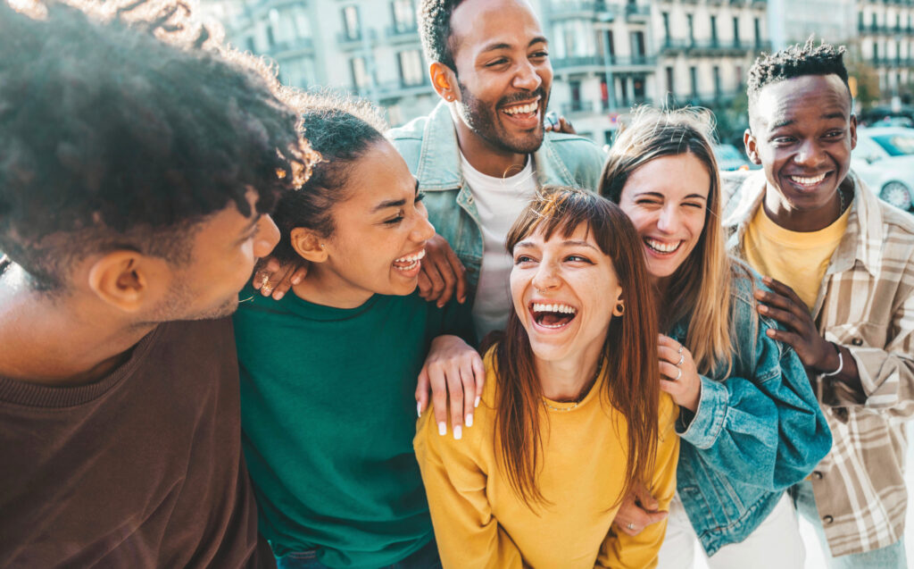 Groupe de personnes heureuses - Notre sélection des pays dans lesquels on vit le plus heureux