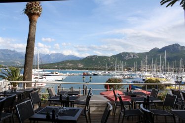 Balcon au-dessus du port de plaisance de Calvi. Xavier BONNIN