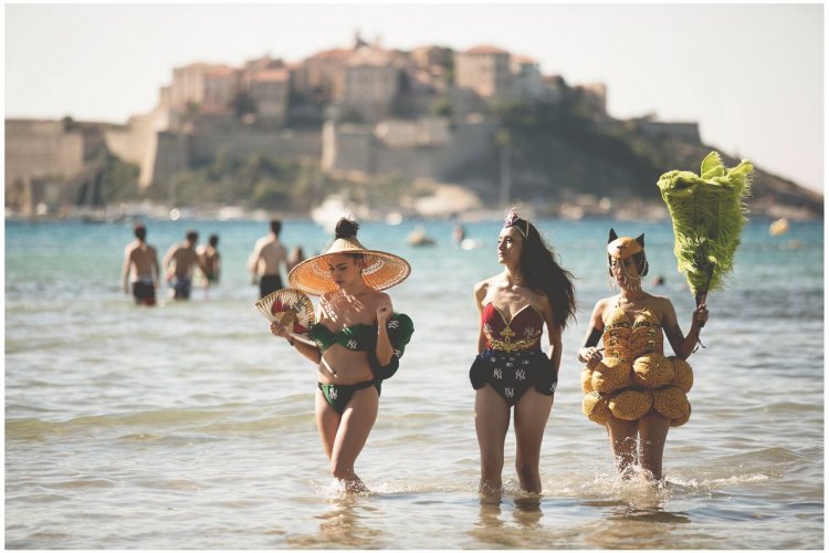 Baigneuses face à la citadelle. - © Kris Maccotta