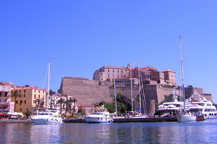 Bateaux et citadelle. - © Xavier BONNIN
