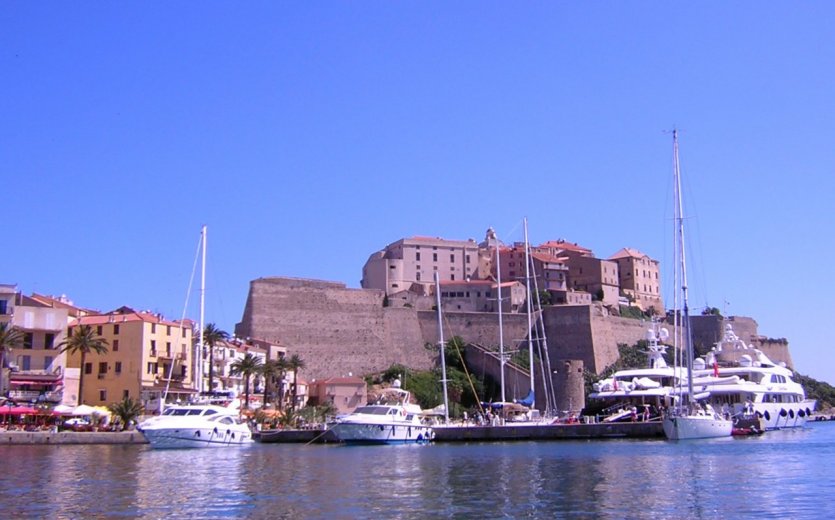 Bateaux et citadelle. - © Xavier BONNIN