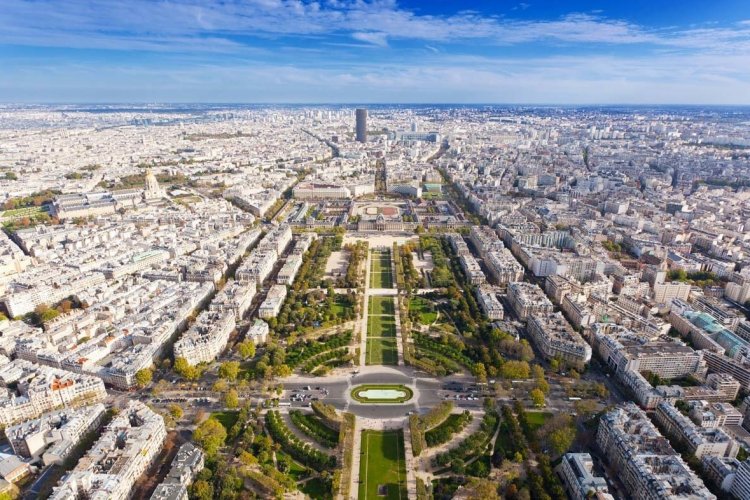 Le Champ de Mars depuis la Tour Eiffel - © shutterstock.com