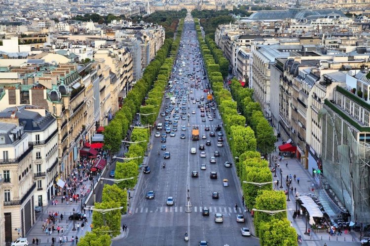 Vue sur les Champs Elysées depuis l'Arc de Triomphe - © Tupungato - Shutterstock