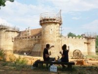 Ils bâtissent un château fort en forêt de Guédélon