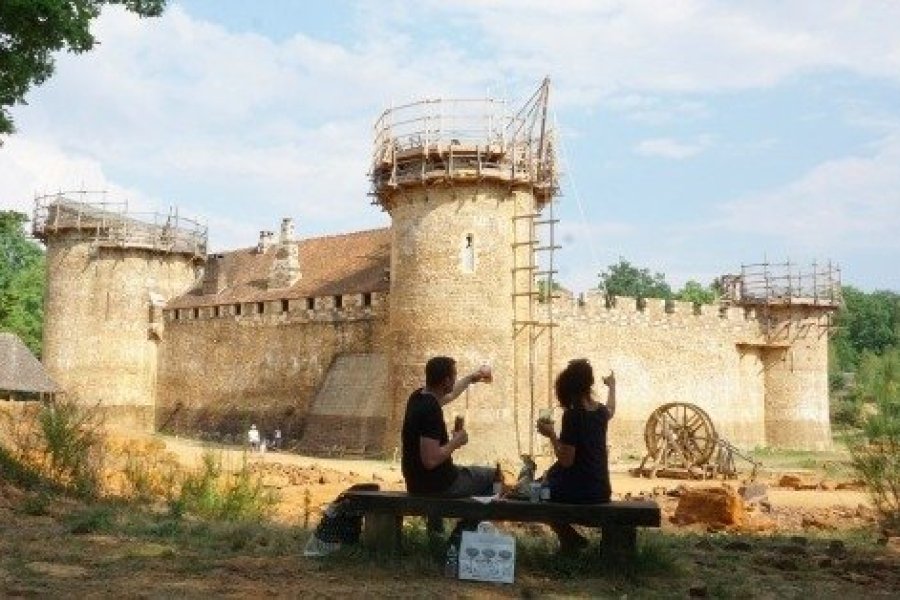 Ils bâtissent un château fort en forêt de Guédélon