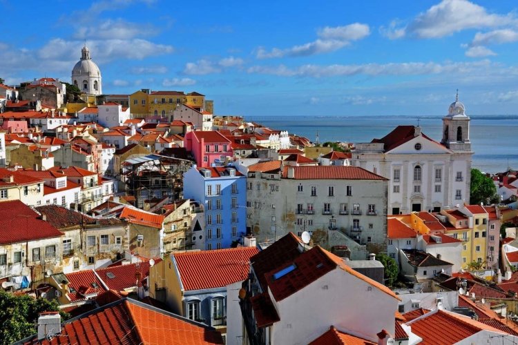 Le quartier d'Alfama - © Arseniy Krasnevsky - Shutterstock.com
