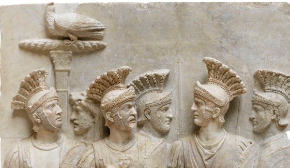 Détail, Bas-relief dit des prétoriens, provenant de l’arc de Claude, Rome, 51-52 ap. J.-C. Musée du Louvre, Département des Antiquités Grecques, Etrusques et Romaines. - © RMN-Grand Palais (musée du Louvre) / Hervé Lewandowski