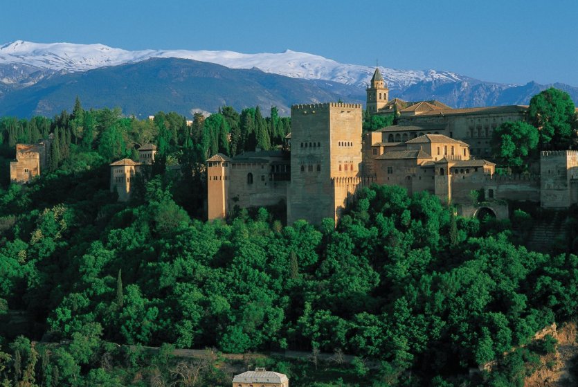 L'Alhambra, véritable cité entourée de murailles, est l'un des joyaux de la ville de Grenade. - © Hugo Canabi - Iconotec