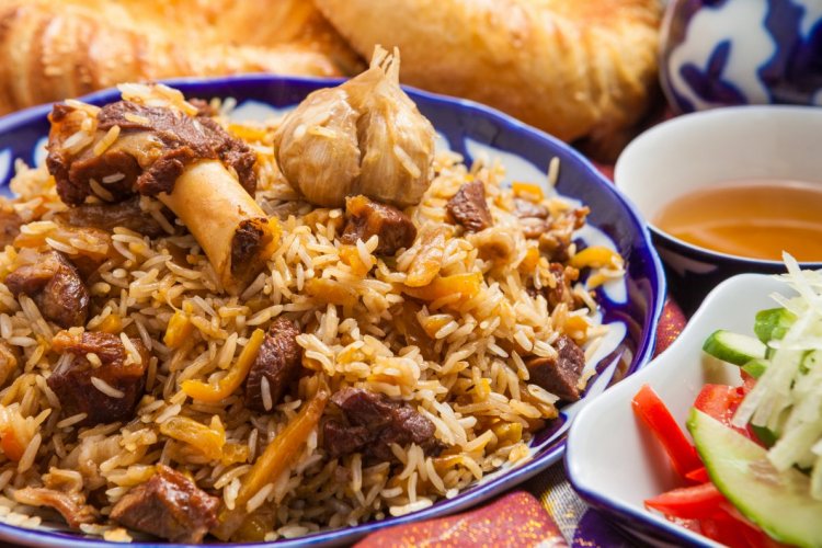 Plat national ouzbek : riz sauté et viande de mouton. - © genius87 - Shutterstock.com