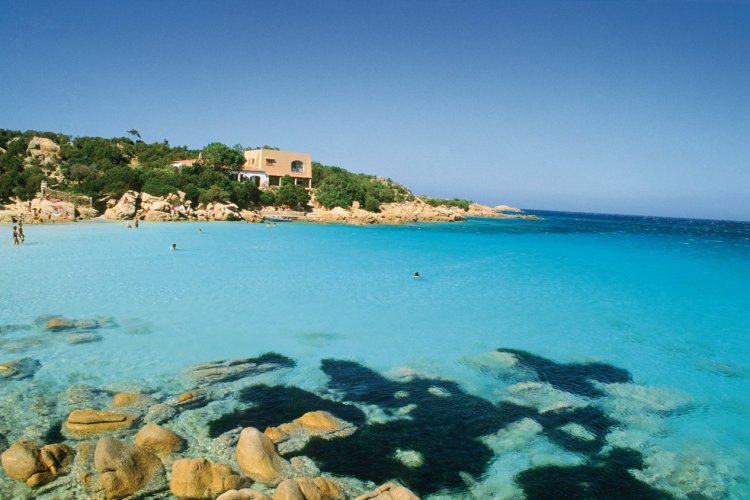 Profitez des eaux turquoise de la Sardaigne. - © Author’s Image