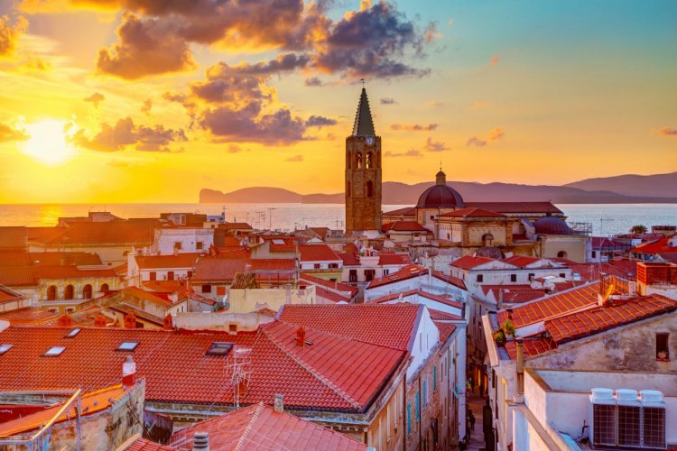 Coucher de soleil sur Alghero, Sardaigne. - © Marcin Krzyzak - Shutterstock.com