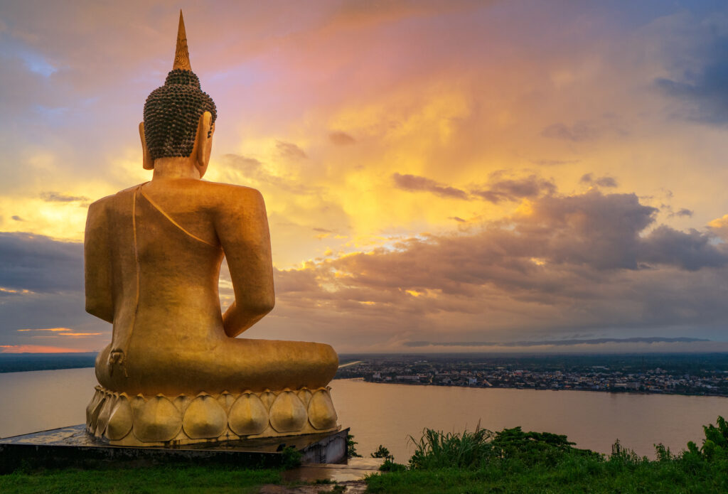 La grande statue du Bouddha de Phu Salao à Pakse 