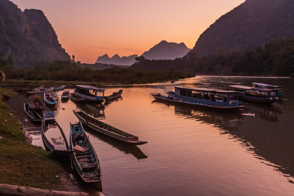 Vue sur des bateaux au crépuscule sur la Nam Ou