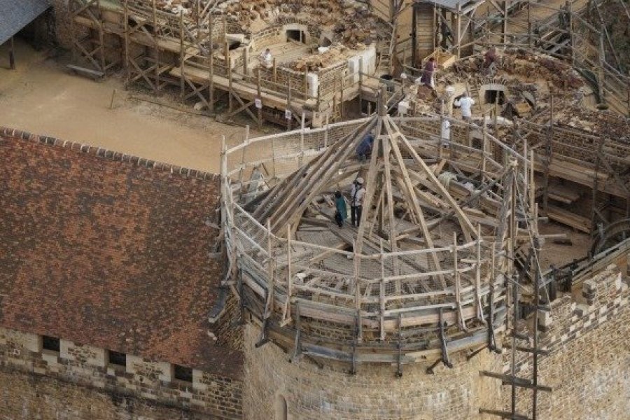 A Guédelon, la tour de la chapelle est couronnée de sa charpente en poivrière !