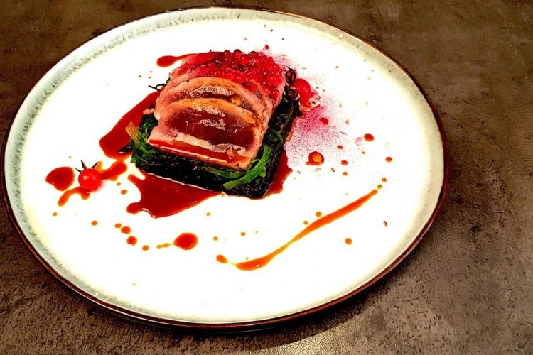Tataki de thon rouge, wakamé et risotto noir - © Laurent BOSCHERO