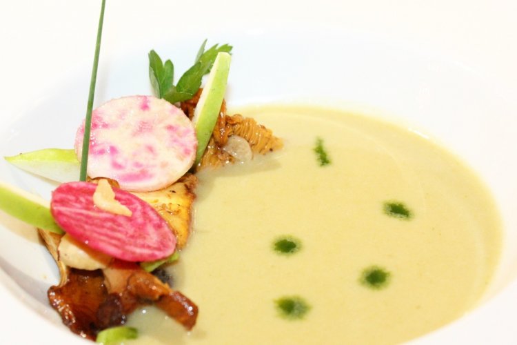 Velouté parmentier, escargots de la Dominette et girolles en persillade, betteraves et noisettes du Pièmont - © Jeremy CAPITANO